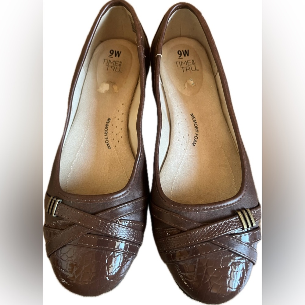 Time and Tru Women's brown flat Loafers. Excellent condition. Women’s size 9W